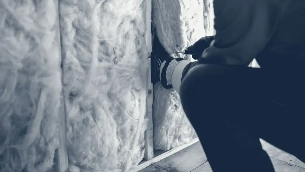 Pose d'isolant et de câblage électrique dans une cloison en rénovation