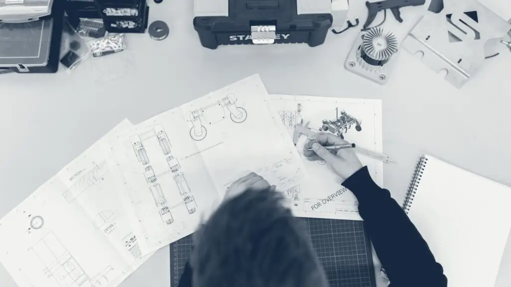 Mesure au pied à coulisse sur un plan technique d'ingénierie