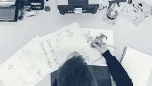 Mesure au pied à coulisse sur un plan technique d'ingénierie